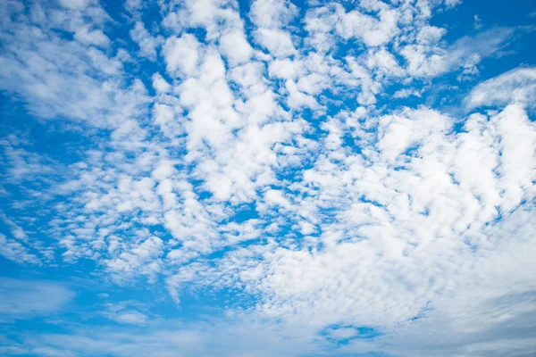 Céu azul com nuvem de ozônio verão — Fotografia de Stock