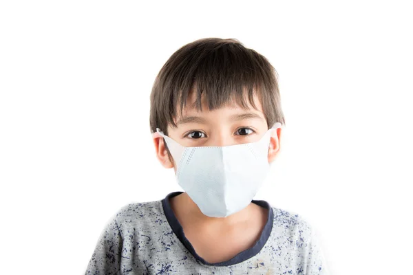 Niño pequeño con máscara de salud proteger sobre fondo blanco — Foto de Stock