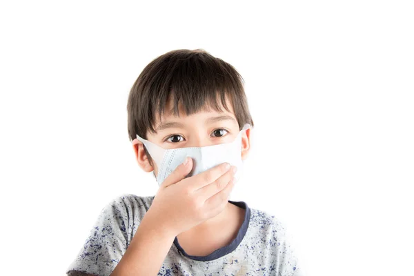 Kleine jongen met gezondheid masker beschermen op witte achtergrond — Stockfoto