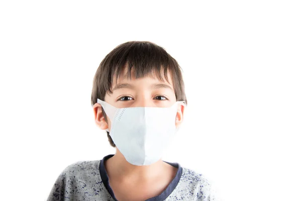 Kleine jongen met gezondheid masker beschermen op witte achtergrond — Stockfoto