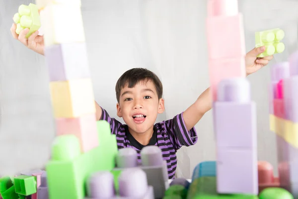 Kleine jongen spelen blokken thuis — Stockfoto