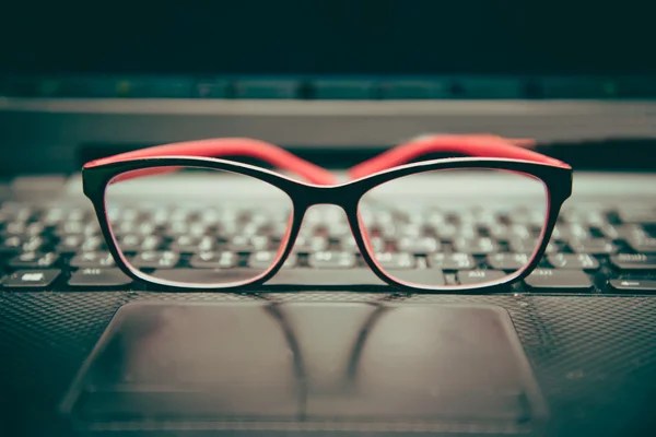 Gafas en el portátil portátil filtro vintage — Foto de Stock