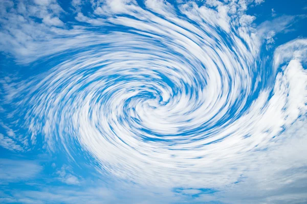 ストロムのような圧延雲と青い空 — ストック写真