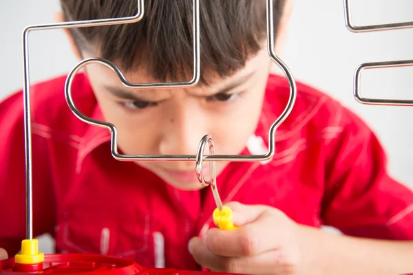 Kleine jongen spelen spoel vonk met concentraat close-up — Stockfoto