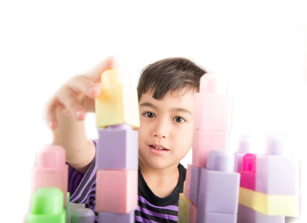 Kleine jongen spelen blokken thuis — Stockfoto