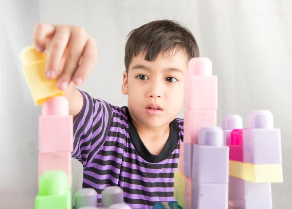Blok evde oynarken küçük çocuk — Stok fotoğraf