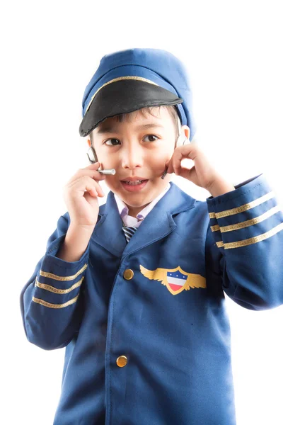 Маленький мальчик притворяется пилотом на белом фоне — стоковое фото