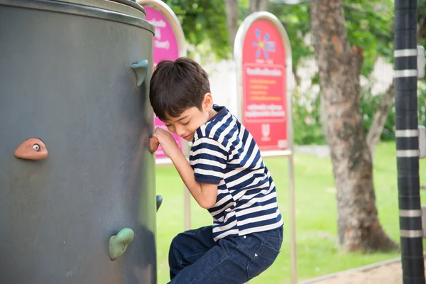 Liten pojke klättring på lekplats — Stockfoto