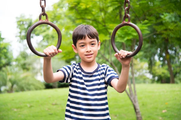 Kleine jongen klimmen touw op speelplaats — Stockfoto