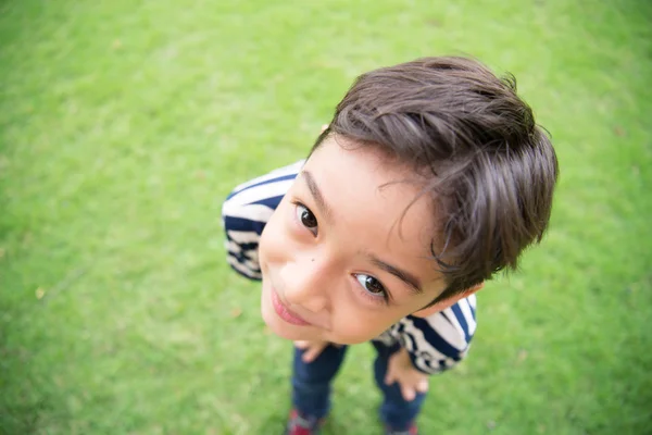 Kleine jongen portret op het park gelukkig gezicht — Stockfoto