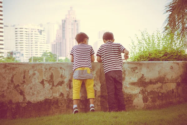 Kleine jongen staande op zoek in het stadspark — Stockfoto