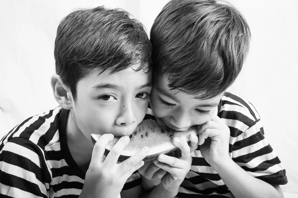 Kleiner Geschwisterjunge isst gemeinsam Wassermelone — Stockfoto