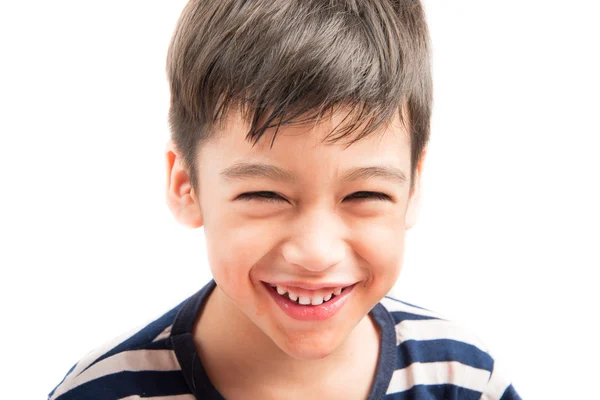 Pequeño retrato de niño de cerca la cara sobre fondo blanco — Foto de Stock