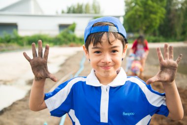 Küçük çocuk grupta açık dikim çalışma