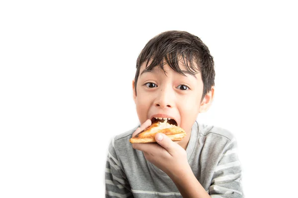 Menino comendo sanduíche no fundo branco — Fotografia de Stock