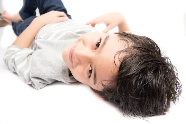 Pequeño niño pose retrato yacía en el suelo —  Fotos de Stock