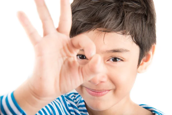 Ragazzino mostrando mano ok chiudere fino posa — Foto Stock