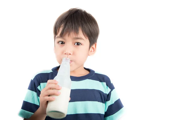 Petit garçon buvant du lait de bouteille sur fond blanc — Photo