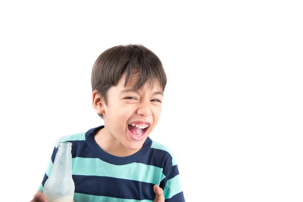 Menino bebendo leite de garrafa no fundo branco — Fotografia de Stock