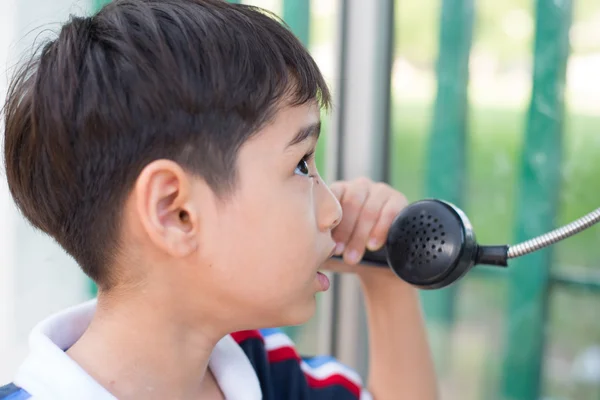 Malý chlapec pomocí venkovní nouzové veřejné telefonní — Stock fotografie