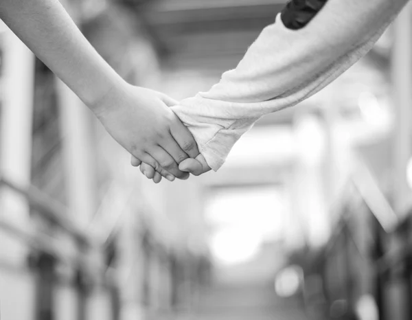 Little sibling brothers boy holding hand walking together black and white — Stock Photo, Image