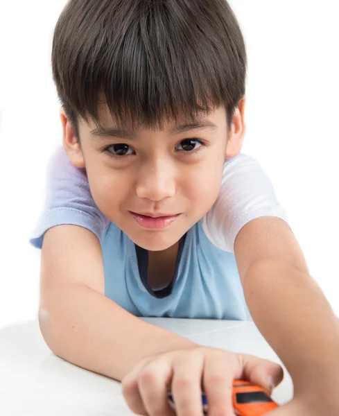 Kleine jongen auto speelgoed spelen op de tafel — Stockfoto