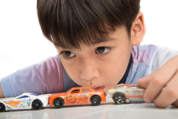Petit garçon jouant jouet de voiture sur la table — Photo