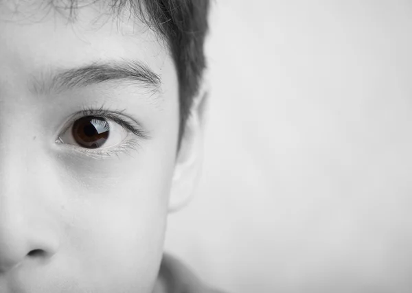 Fechar os olhos de cor mancha de menino preto e branco — Fotografia de Stock