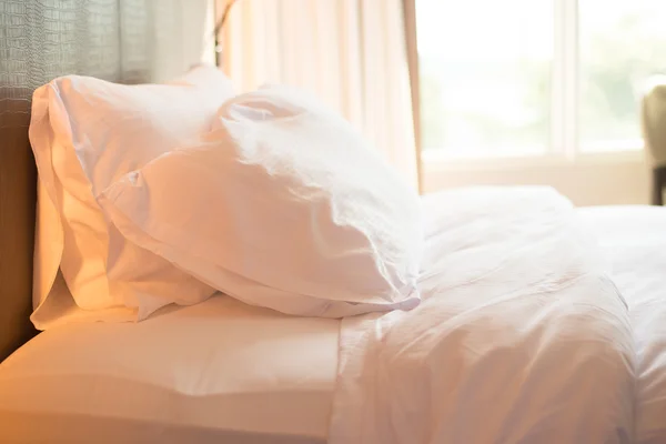 Hálószoba ágy és a fehér párna — Stock Fotó
