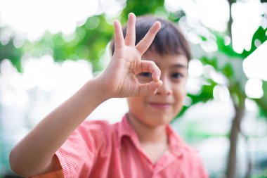 Parkta oynayan küçük çocuk.