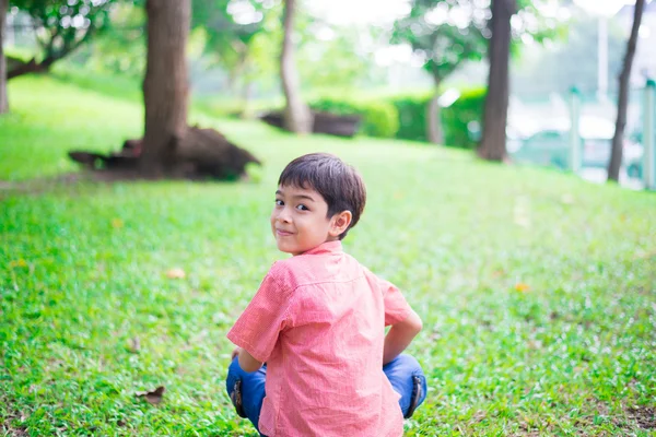 Kleine jongen spelen in het park — Stockfoto