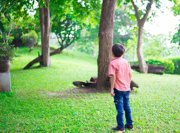 Petit garçon jouant dans le parc — Photo