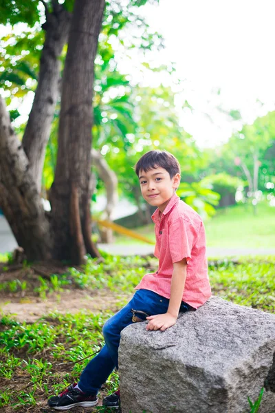 Kleine jongen spelen in het park — Stockfoto