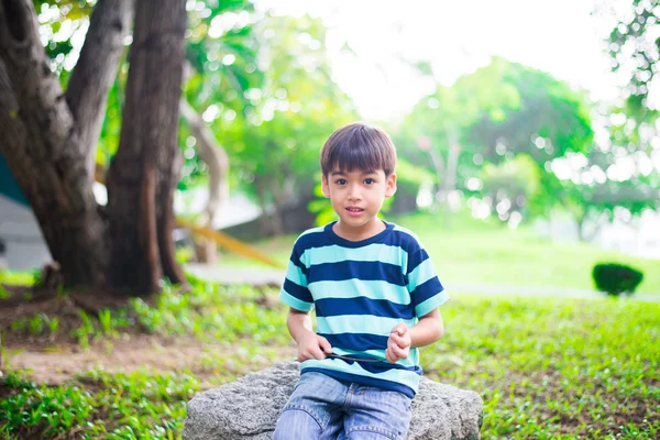 Kleiner Junge spielt im Park — Stockfoto