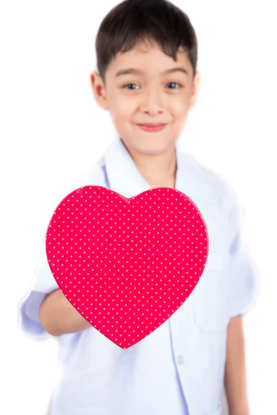 Маленький мальчик принимает форму сердца, притворяясь врачом на белом фоне. — стоковое фото