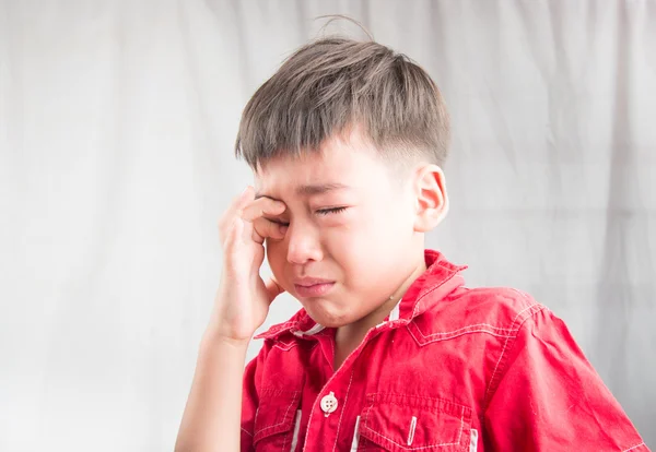Маленький хлопчик плаче з смутком — стокове фото