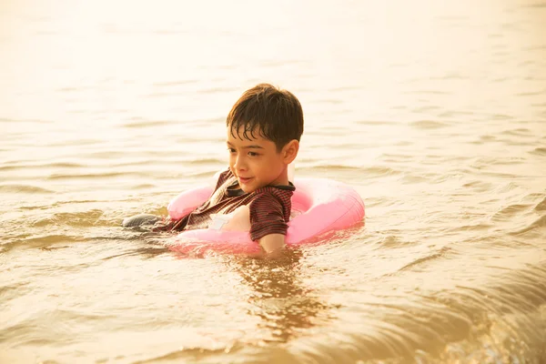 Mały chłopiec pływanie na plaży — Zdjęcie stockowe