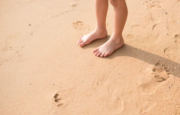 站在沙滩上的沙子孤独的小男孩 — 图库照片