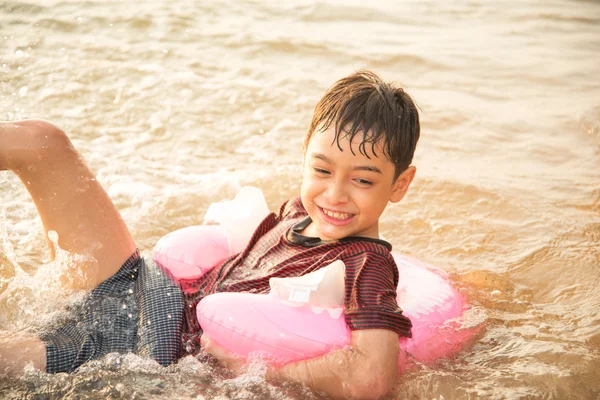 Petit garçon nageant sur la plage — Photo