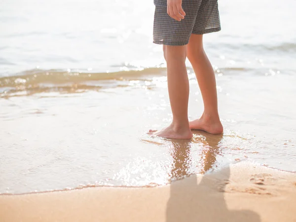 Sonne in der Hand Sonnenuntergang am Strand — Stockfoto