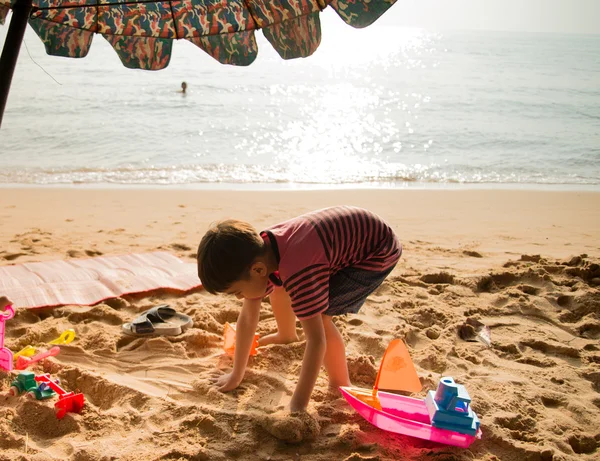 Küçük çocuk iskambil kum plaj yaz saati — Stok fotoğraf
