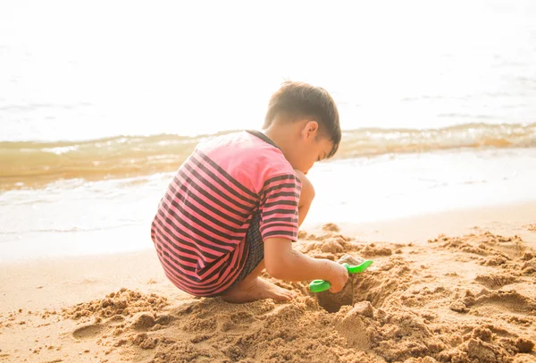 小男孩玩沙子上海滩夏季时间 — 图库照片