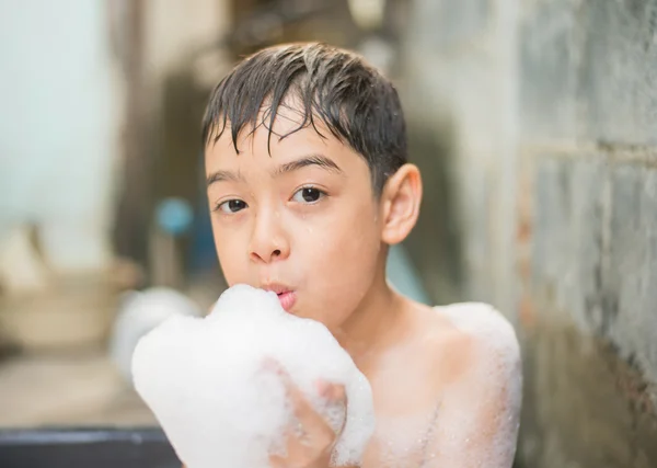 Kleiner Junge duscht mit Schaumbad im Freien — Stockfoto