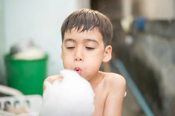 Chuveiros menino com banho de espuma ao ar livre — Fotografia de Stock