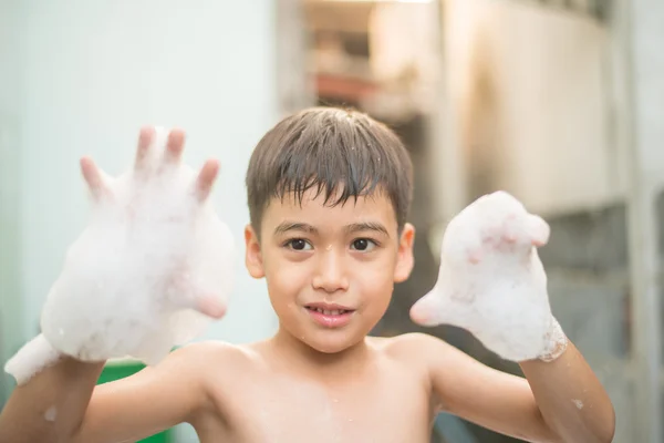 Chuveiros menino com banho de espuma ao ar livre — Fotografia de Stock