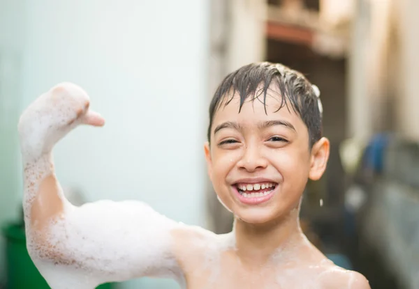 Chuveiros menino com banho de espuma ao ar livre — Fotografia de Stock