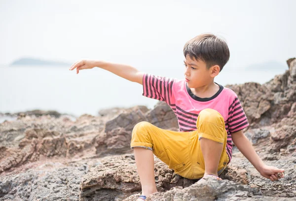 ビーチの岩の上に座って男の子 — ストック写真