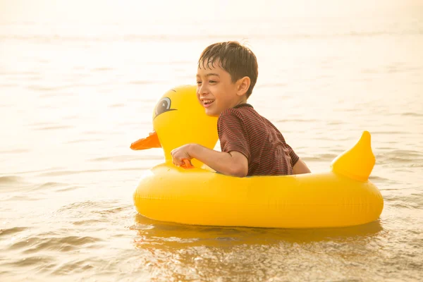 海の上リング プールに座っている小さな男の子 — ストック写真