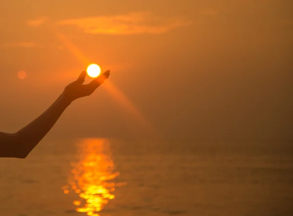 Sol na mão por do sol na praia — Fotografia de Stock