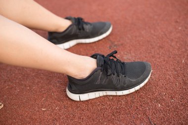 Koşu ayakkabıları giyen kadın 